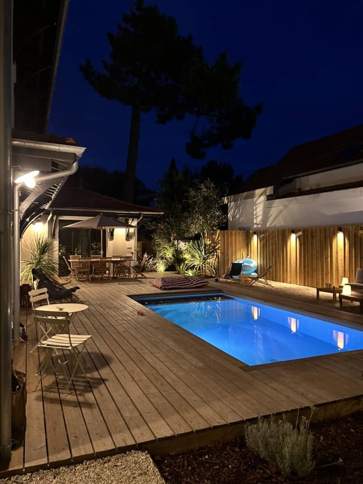 Éclairage extérieur et mise en valeur d’une piscine